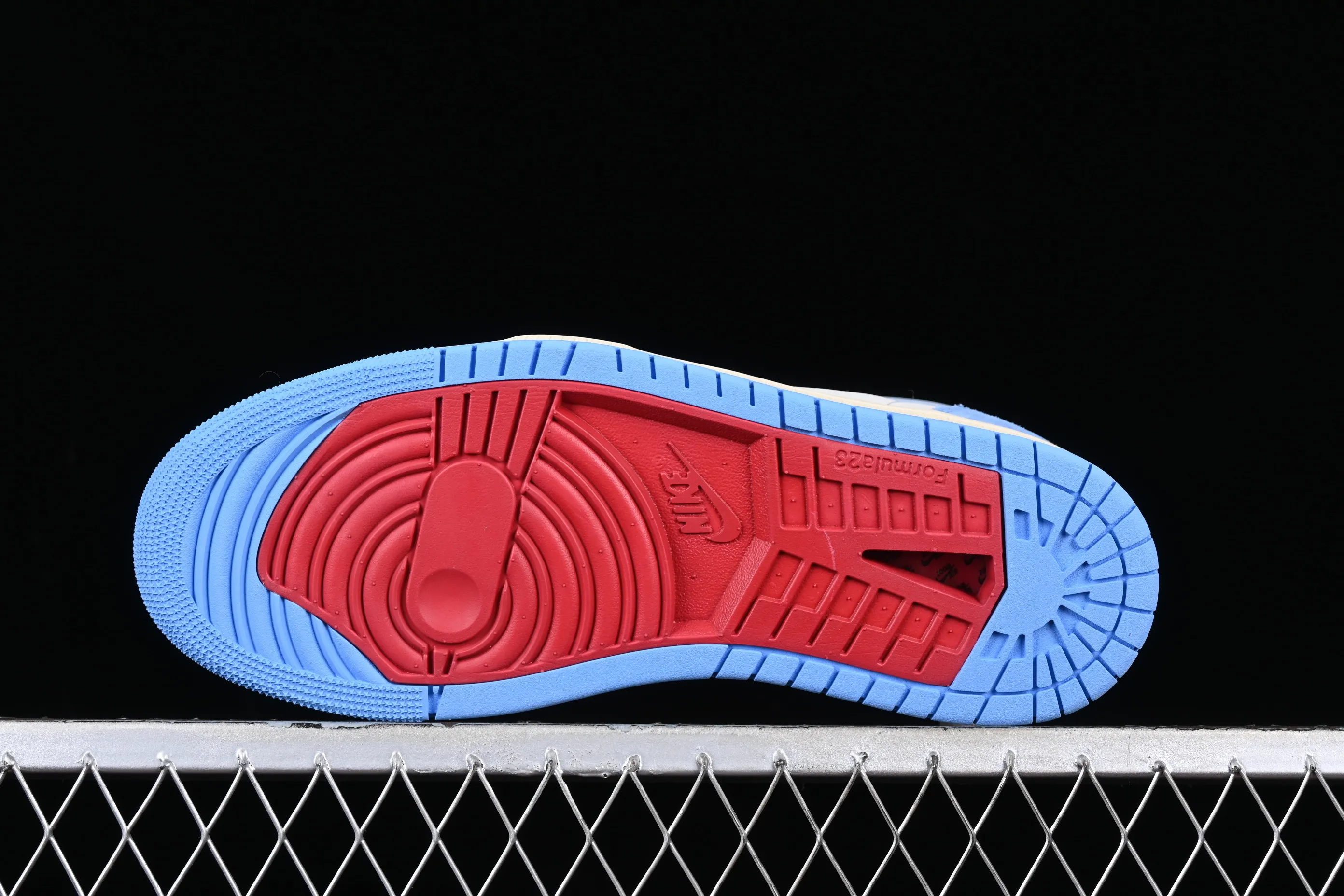All categories Air Jordan Jordan series basketball shoes Air Jordan 1 High Air Jordan 1 Zoom CMFT AJ1 Joe 1 gray and blue color matching DV1305-004